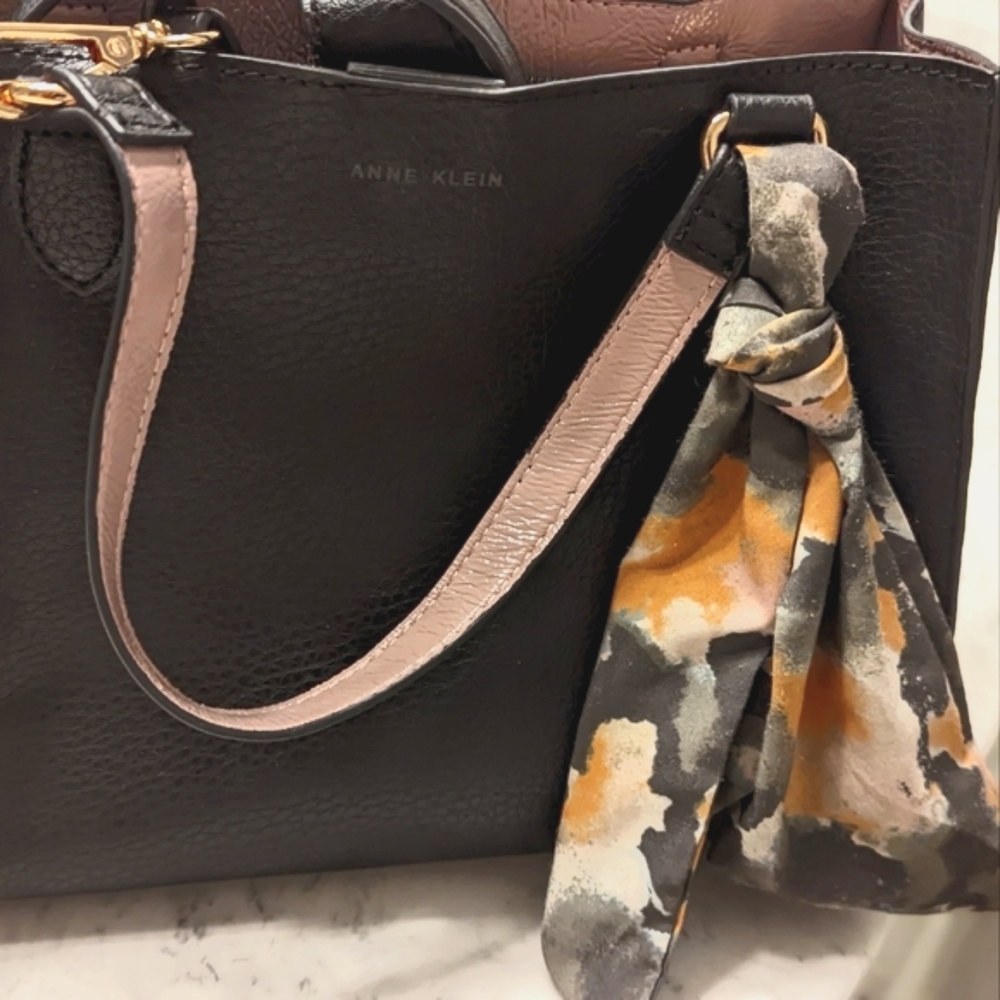Black handbag with pink interior and an Accent scarf !